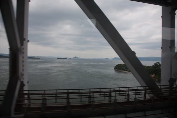 Auf der Brücke über der Seto-Inlandsee